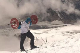 Gánh tạ 75kg chinh phục đỉnh núi gần 6.000 mét
