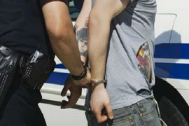 Gã trai bị truy nã vì làm cả vợ lẫn bồ nhí mang bầu