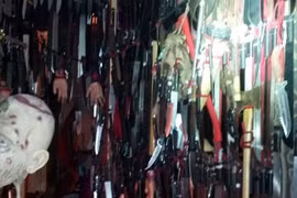 Phụ nữ kỳ dị tàng trữ hàng nghìn lưỡi dao kiếm trong nhà