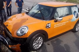 Hà Nội: Lái thử xe sang, khách đâm “bẹp đầu” Mini Cooper