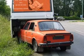 Những pha tai nạn xe "khó đỡ" nhất trên Thế giới