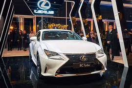 Xế tiền tỷ Lexus RC nổi bật tại Tuần lễ thời trang 2016