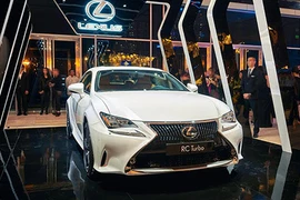 Xế tiền tỷ Lexus RC nổi bật tại Tuần lễ thời trang 2016