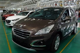 Làn sóng xe ôtô nội giảm giá “đấu” xe nhập khẩu