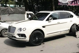 Bentley Bentayga tiền tỷ bị taxi đâm “gãy chân” ở HN