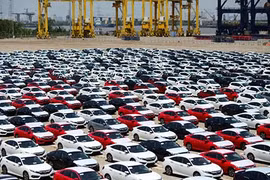 Ôtô nhập nguyên chiếc ùn ùn về Việt Nam “tháng cô hồn“