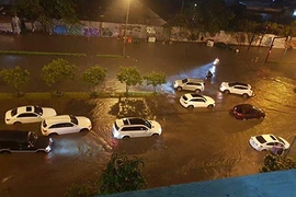 Ôtô và xe máy ở Sài Gòn "chết chìm" sau bão số 9