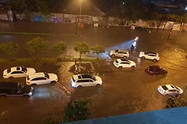 Ôtô và xe máy ở Sài Gòn "chết chìm" sau bão số 9