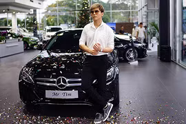 Ca sỹ Tim bất ngờ “cưới vợ hai” Mercedes C-Class tiền tỷ