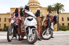 Ngắm phụ nữ Ả Rập diện thời trang “chống nóng” với môtô