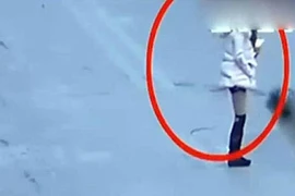 Ngắm váy ngắn, chân dài - lái xe gây tại nạn thảm khốc