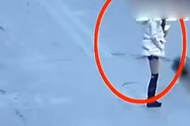 Ngắm váy ngắn, chân dài - lái xe gây tại nạn thảm khốc