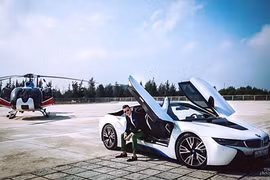 “Soái ca” Đà Nẵng sở hữu xế sang và siêu xe BMW i8
