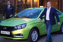 Soi ôtô Lada giá 156 triệu Tổng thống Nga vừa cầm lái