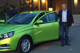 Tổng thống Nga đích thân "test thử" xe giá rẻ Lada Vesta