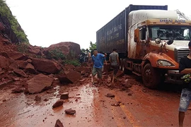 Video: Lở núi ầm ầm, người đi đường bỏ xe chạy tán loạn