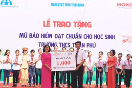 HVN tặng mũ bảo hiểm cho học sinh Thái Bình và Phú Thọ
