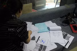 Nghi vấn bé 6 tuổi bị xâm hại: Bí ẩn hai viên thuốc màu đen