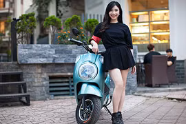 Bạn gái Quang Lê đọ dáng xe máy điện Anbico AP1608 