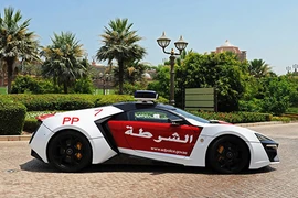 Cảnh sát Abu Dhabi bất ngờ “tậu” thêm siêu xe 74 tỷ