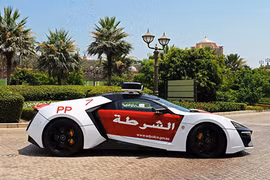 Cảnh sát Abu Dhabi bất ngờ “tậu” thêm siêu xe 74 tỷ