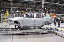 VinFast sắp bàn giao xe Fadil và Lux cho khách hàng Việt 