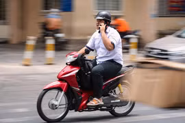 Những ai không được lái xe máy từ năm 2025?