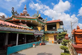 Ngôi chùa độc đáo ở Sài Gòn làm bằng 30 tấn mảnh sành