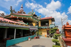 Ngôi chùa độc đáo ở Sài Gòn làm bằng 30 tấn mảnh sành