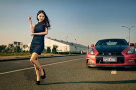 Chân dài thuần phục “thú hoang” Nissan GT-R