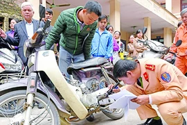 Từ 1/1/2017 - sang tên xe máy phải đi tìm chủ cũ