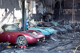 Dàn siêu xe tiền tỷ bị “bà hoả” thiêu trụi