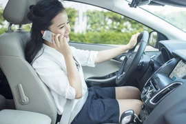 Sử dụng điện thoại khi lái xe năm 2022 bị phạt cao nhất tới 3 triệu đồng