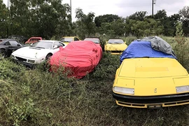 Hàng chục siêu xe Ferrari bị vứt chỏng trơ không ai nhặt 