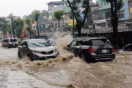 Kinh nghiệm bỏ túi lái xe ôtô trong mùa mưa bão 