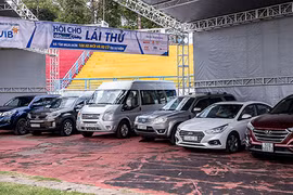 Hàng trăm xe cũ, mới bày bán tại chợ ôtô miền Nam 
