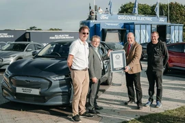 Ford Mustang Mach-E lập kỷ lục Guinness, chạy 1.300 km/2 lần xạc 