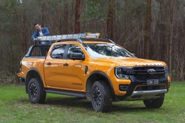 Vách ngăn "tự chế" giúp tối ưu không gian thùng xe Ford Ranger