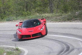 Porsche 918 Spyder và LaFerrari đọ sức trên đường đua drag 