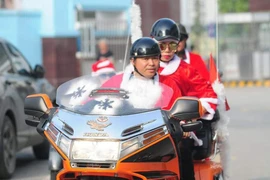 Ông già Noel cưỡi môtô “khủng” tặng quà cho bệnh nhi ung thư