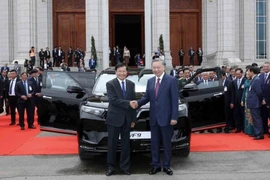 Việt Nam tặng nước bạn Lào 20 chiếc xe SUV điện VinFast VF9