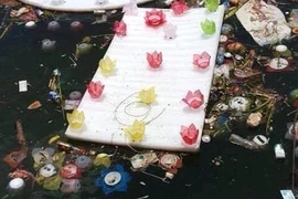 3 vạn hoa đăng nhựa thả xuống biển Cát Bà để 'bảo vệ môi trường'?