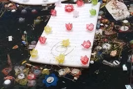 3 vạn hoa đăng nhựa thả xuống biển Cát Bà để 'bảo vệ môi trường'?