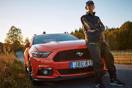 Cụ già gần 100 tuổi vẫn "cầm cương" Ford Mustang