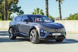 Xem xe VinFast VF7 lăn bánh trên phố Việt 