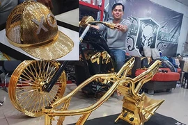 Sau môtô khủng mạ vàng, Phúc XO tậu mũ vàng giá 1,8 tỷ 