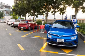 Ôtô điện VinFast được miễn phí sạc pin và gửi xe từ ngày 1/7/2024