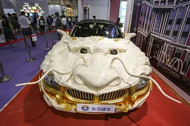 Sốc với siêu xe “rồng bay” dát 1.999 miếng vàng ròng