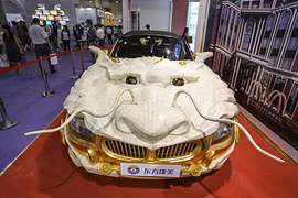 Sốc với siêu xe “rồng bay” dát 1.999 miếng vàng ròng