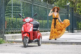 Người đẹp Hà thành đọ dáng xe máy điện 3 bánh độc, lạ 